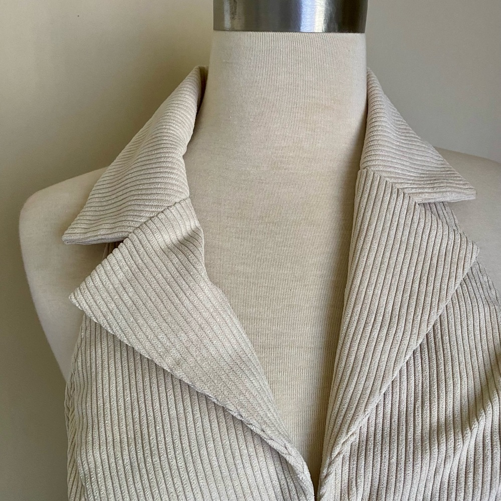 New open back Ribbed Cream Collared cropTop - Picture 3 of 10